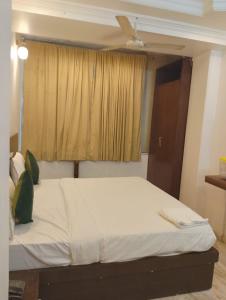 Postel nebo postele na pokoji v ubytování Hotel Tark Plaza Near IGI Airport Delhi
