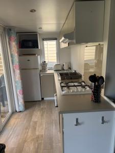 Una cocina o zona de cocina en Mobil home 7 couchages