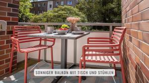 three chairs and a table on a patio at have-a-nice-Stay - nahe Bahnhof Ahrensburg - 20 Minuten nach Hamburg - trotzdem ruhig gelegen - 6 Minuten zu Fuß ins Zentrum Ahrensburg - modern eingerichtet in Ahrensburg +27 photos