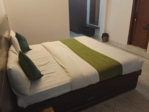 Postel nebo postele na pokoji v ubytování Hotel DSR TELA Plaza Near IGI Airport Delhi