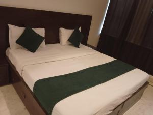 Postel nebo postele na pokoji v ubytování Hotel DSR TELA Plaza Near IGI Airport Delhi
