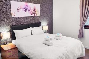 A bed or beds in a room at Thistle Apartments - Bon-Accord Apartment 