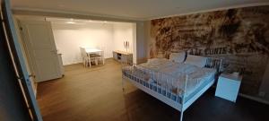 Postel nebo postele na pokoji v ubytování Bright comfortable guest suite close to both swimming, nature and city