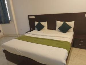 Postel nebo postele na pokoji v ubytování Hotel Shtita Near IGI Airport Delhi