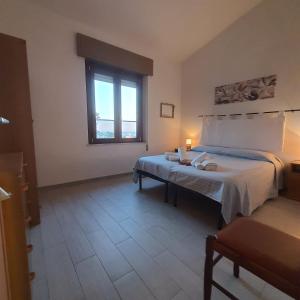 una grande camera da letto con un letto e una finestra di Porto Alabe casa levante a Porto Alabe