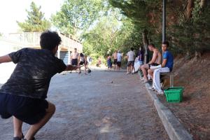a group of men playing a game of baseball at Camping les Alouettes - Bretignolles-sur-Mer in Bretignolles-sur-Mer
