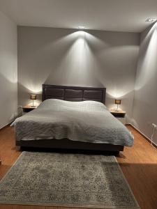 Una cama o camas en una habitación de Apartment Frankie's Place 30 fotos más