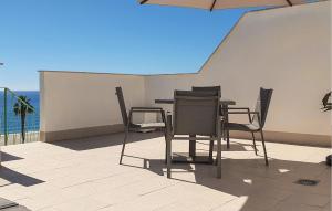 a patio with chairs and a table on a balcony at Casa Cantal in Mojácar