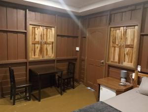 a room with a table and chairs and a bed at หาดกำนันแคมป์ปิ้ง&ซีฟู๊ด in Ban Laem Sui