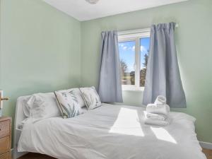 A bed or beds in a room at Pass the Keys Beautiful 3 Bed Cottage in the Heart of Flookburgh