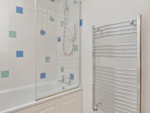 A bathroom at Pass the Keys Beautiful 3 Bed Cottage in the Heart of Flookburgh Még 17 kép