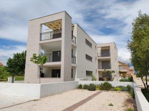 une image d'un immeuble d'appartements dans l'établissement Seaside Serenity "Rose" with pool, 150m from sea, à Sukošan