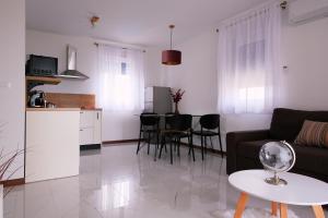 un salon avec un canapé et une table dans l'établissement Seaside Serenity "Rose" with pool, 150m from sea, à Sukošan