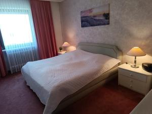 Ένα ή περισσότερα κρεβάτια σε δωμάτιο στο Zimmer mit Sonnenaufgang, Kühlschrank, Ventilator und ruhiger Innenhof Obergeschoss bei Koberstein