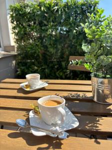 エッセンにあるChillCouture Chillen an der Zeche Zollverein, Chilling at Zeche Zollverein close to downtownの木製テーブルに座ってコーヒーを飲む