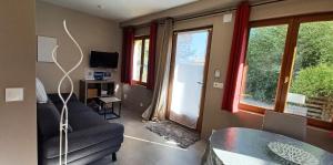 TV a/nebo společenská místnost v ubytování Appartement entre Sisteron et Gorges de la Méouge " Les Hauts de Toscane "