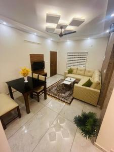 una sala de estar con un sofá y una mesa en 88 GREEN FORT EDAPALLy, en Ernakulam