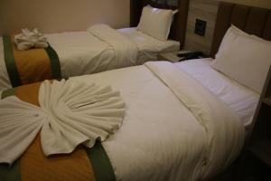 Letto o letti in una camera di Sinamangal Airport Hotel