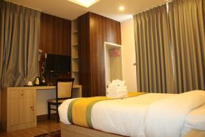 Letto o letti in una camera di Sinamangal Airport Hotel