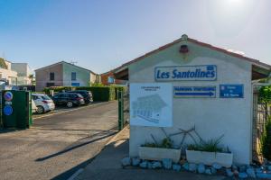 Et logo, certifikat, skilt eller en pris der bliver vist frem på Maison au bord du bassin de Thau