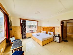 Postelja oz. postelje v sobi nastanitve Hotel Suraj Inn ,near Hadimba Devi Temple ! Rooftop Restaurant ! Personal Parking