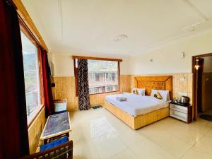 Postelja oz. postelje v sobi nastanitve Hotel Suraj Inn ,near Hadimba Devi Temple ! Rooftop Restaurant ! Personal Parking