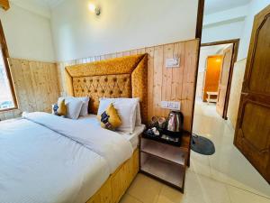 Postelja oz. postelje v sobi nastanitve Hotel Suraj Inn ,near Hadimba Devi Temple ! Rooftop Restaurant ! Personal Parking