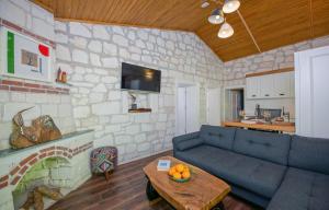 TV a/nebo společenská místnost v ubytování Yusalis Garden Hotel