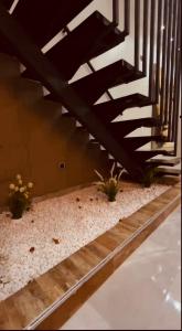 MamaにあるVeda Haven propertiesの鉢植えの建物の階段