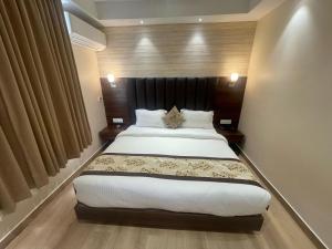 Postel nebo postele na pokoji v ubytování Grand Pinnacle Lucknow