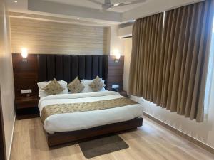 Postel nebo postele na pokoji v ubytování Grand Pinnacle Lucknow