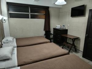 Hotel Capri客房内的一张或多张床位