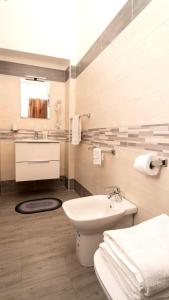 Koupelna v ubytování Casa Vacanze Alma B&B grazioso appartamento sul lungomare di Pozzuoli a 300mt dal centro e dal Rione Terra by Movery + 12 fotografií