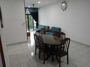 a dining room with a table and chairs at Benoni Garden Apartment Guesthouse in Papar