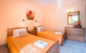 Un pat sau paturi într-o cameră la Gerovasis Apartments with Sea View