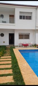 una casa con una piscina di fronte di فيلا فاخرة a Imouzzer Kandar