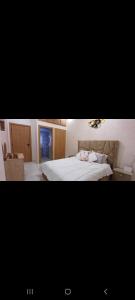 una camera con letto bianco e una camera con tavolo di فيلا فاخرة a Imouzzer Kandar Altre 13 foto