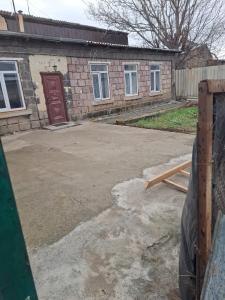 Una casa de ladrillo con una puerta roja en la entrada. en Mkhitaryan Brothers Arc, en Gyumri