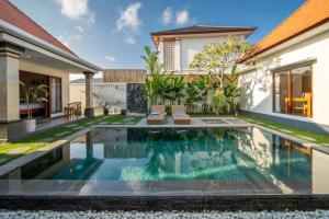 ein Swimmingpool vor einem Haus in der Unterkunft Stylish 3 BR Villa Near Canggu in Canggu
