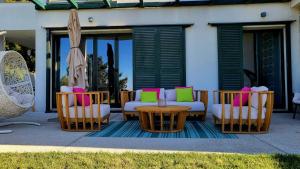 Ein Sitzbereich in der Unterkunft Holiday house in Split with sea view, terrace, air conditioning, WiFi 4937-1