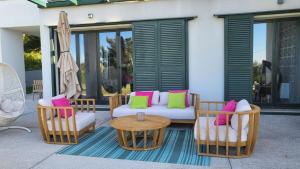 Ein Sitzbereich in der Unterkunft Holiday house in Split with sea view, terrace, air conditioning, WiFi 4937-1