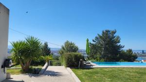 Der Swimmingpool an oder in der Nähe von Holiday house in Split with sea view, terrace, air conditioning, WiFi 4937-1