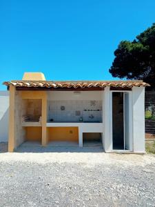 Το κτήριο όπου στεγάζεται  η παραθεριστική κατοικία