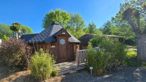 Camping les Mancellieres في Avrillé: كابينة خشبية مع شرفة وسطح