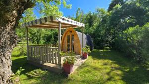 Camping les Mancellieres في Avrillé: شرفة في ساحة مع نباتات الفخار +20 صورة