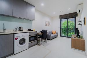 Køkken eller tekøkken på 5 Star Sukhumvit Condo Infinity Pool Gym Sauna