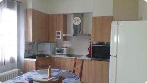 Kuchyňa alebo kuchynka v ubytovaní Maison, jardin, barbecue et vélo classé 3 étoiles