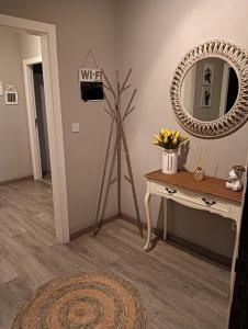 a room with a mirror and a tripod and a table at House da Didy in São João da Pesqueira