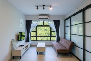 TV a/nebo společenská místnost v ubytování ENDLESS SUMMER Jesselton Quay Kota Kinabalu 來繕旅遊