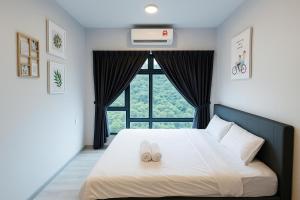 Postel nebo postele na pokoji v ubytování ENDLESS SUMMER Jesselton Quay Kota Kinabalu 來繕旅遊